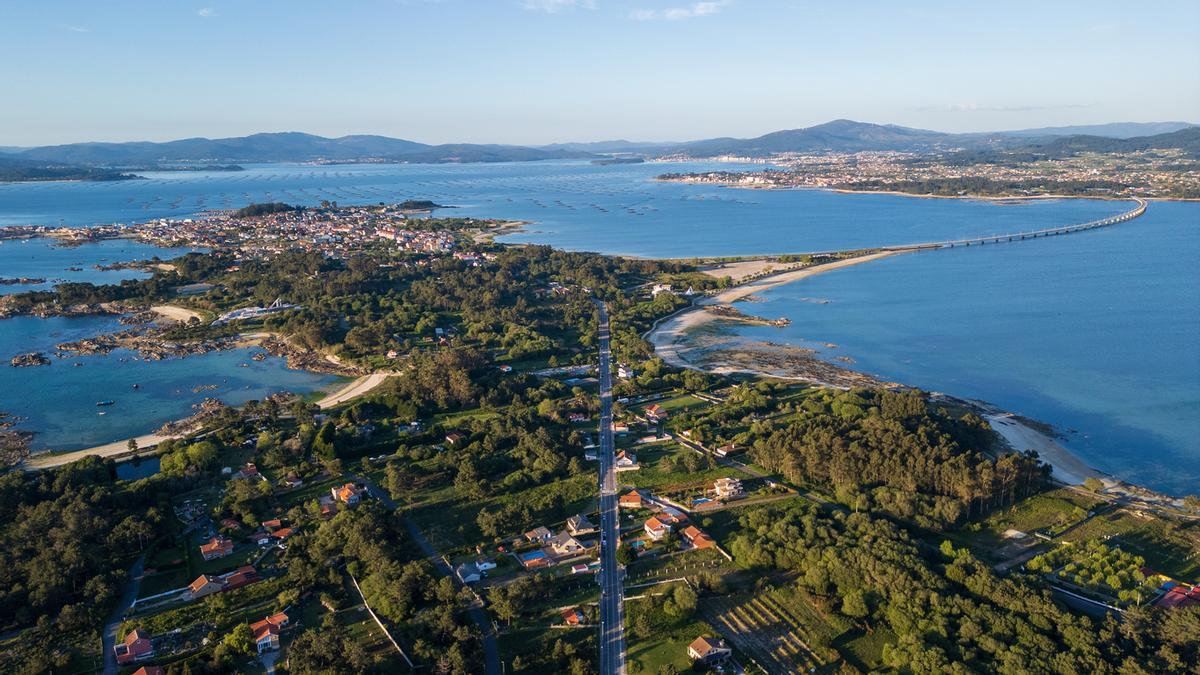 Un puente de la Illa de Arousa y la Ría de Arousa