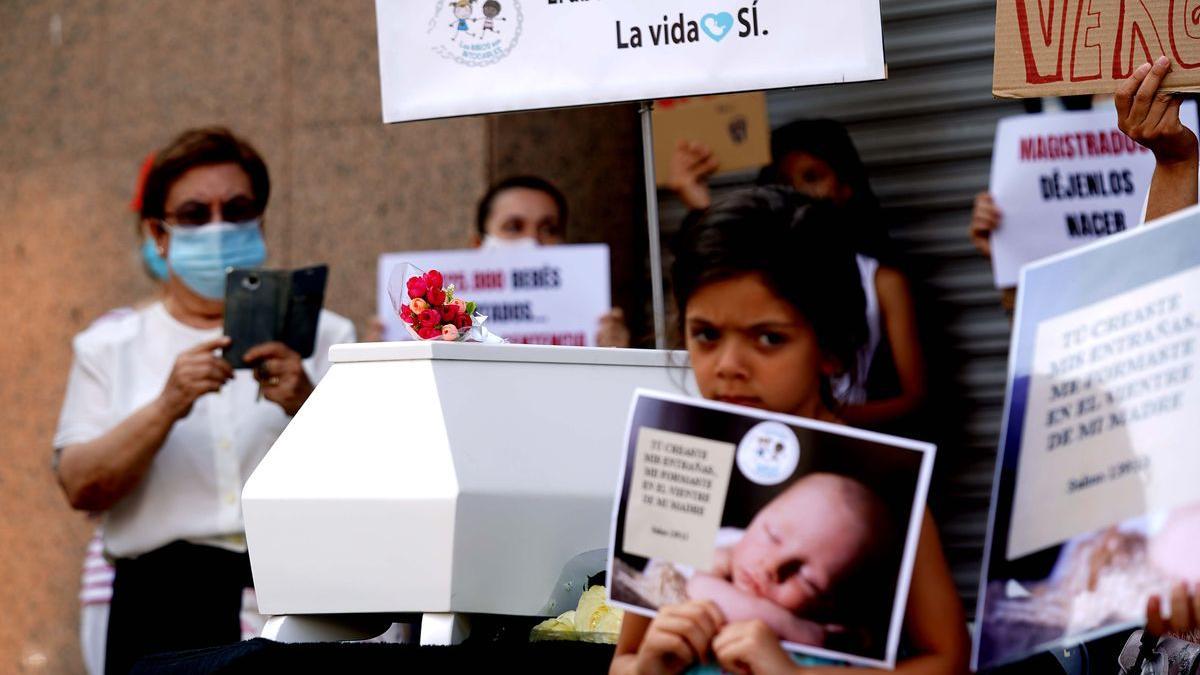 Concentración de la asociación Derecho a Vivir frente al Tribunal Constitucional.