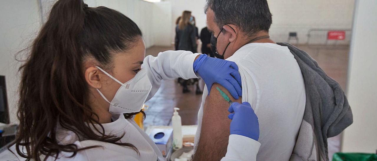imagen de una enfermera vacunando a una persona en el Recinto Ferial de Eivissa. | VICENT MARÍ