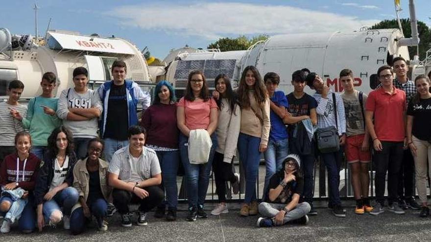 El grupo de alumnos del IES Chan do Monte en la &quot;Ciudad del Espacio&quot; de Toulouse. // S.A.