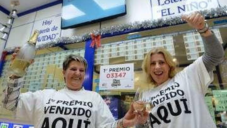 Brindis en el centro comercial. // G. Santos