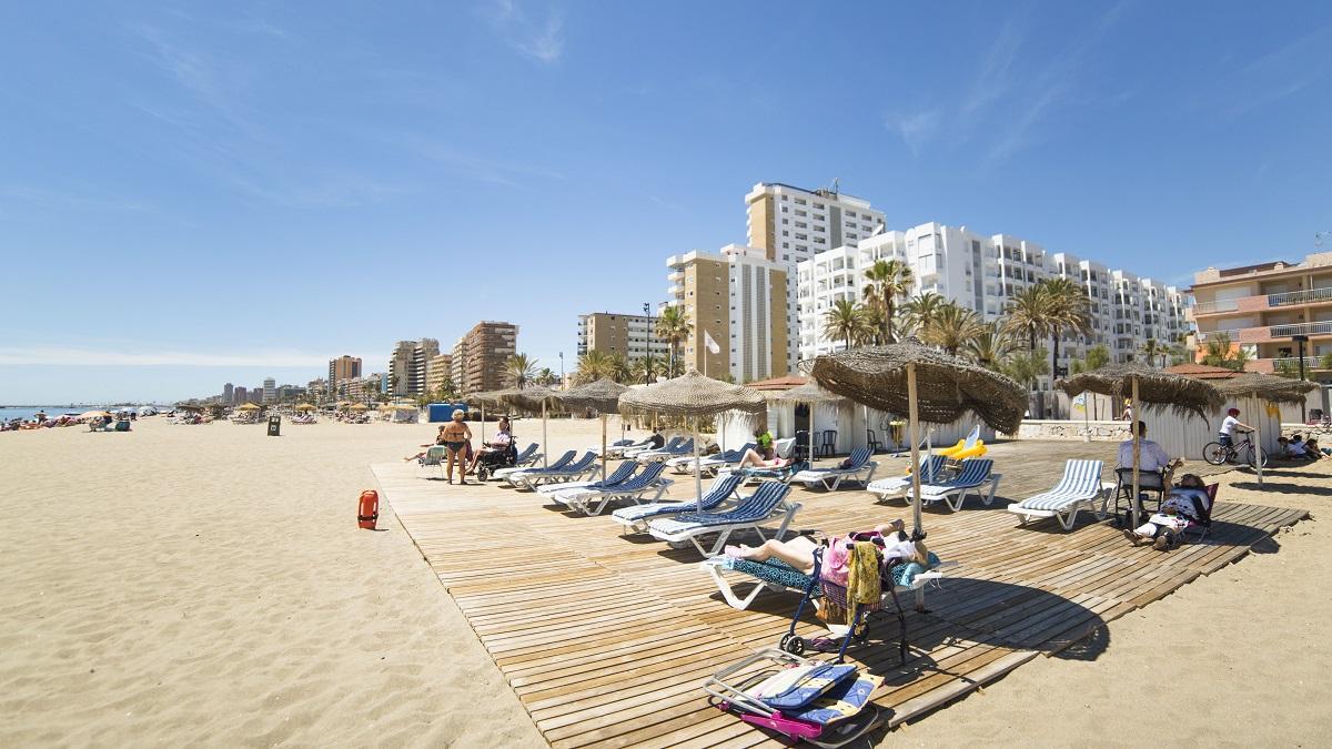 La playa de las Gaviotas en Los Boliches, situada en el término municipal de Fuengirola, en Málaga.