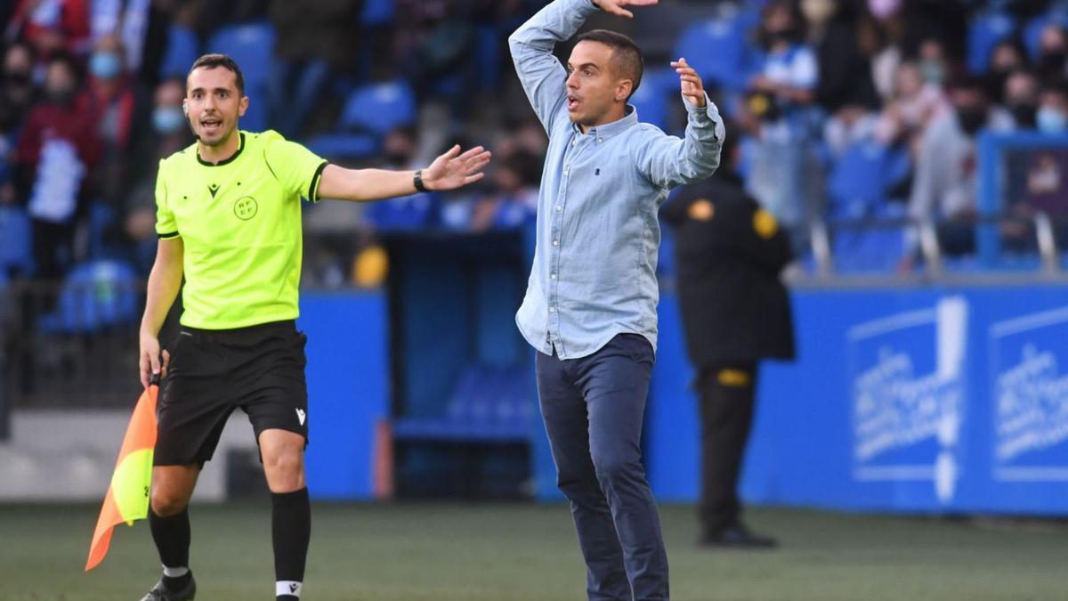 Borja Jiménez gesticula ayer en la banda de Riazor. // CARLOS PARDELLAS