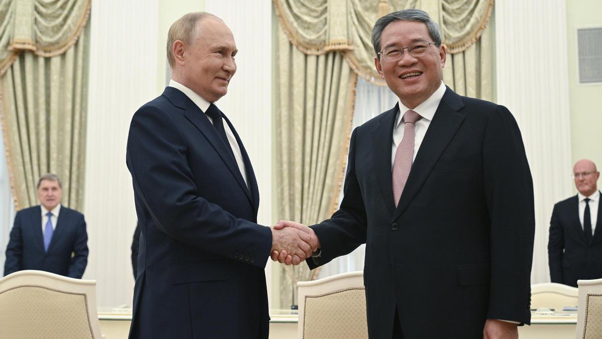 El presidente ruso, Vladímir Putin, saluda al primer ministro chino, Li Qiang, este miércoles en el Kremlin.