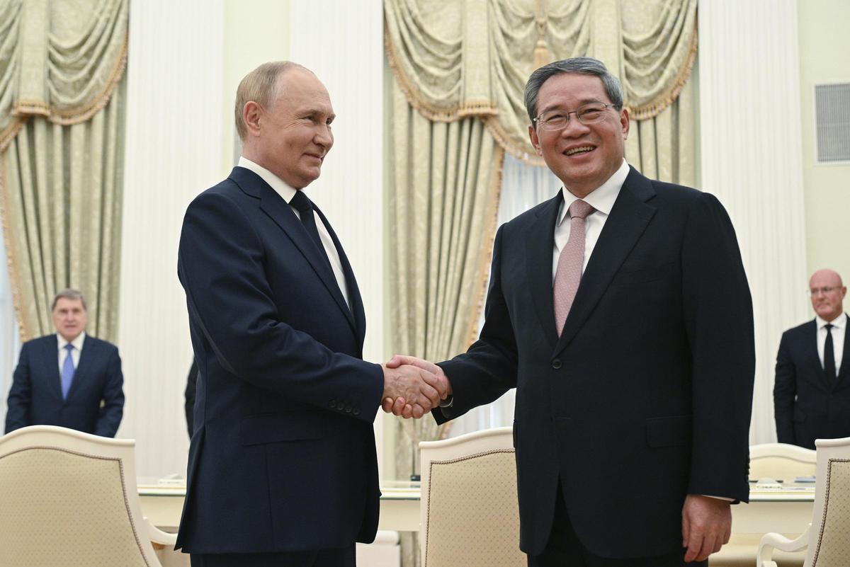 El presidente ruso, Vladímir Putin, saluda al primer ministro chino, Li Qiang, este miércoles en el Kremlin.