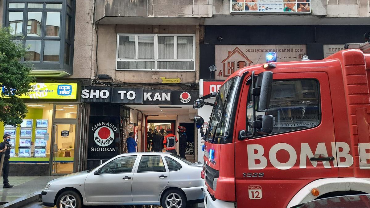 Así fue el aparatoso incendio que se produjo esta mañana en una sauna de Gijón