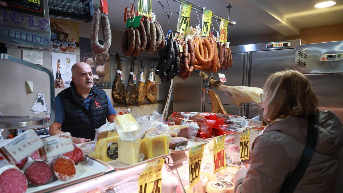 FOTOGALERÍA | La charcutería Manolo, reflejo del comercio tradicional que resiste en Cáceres