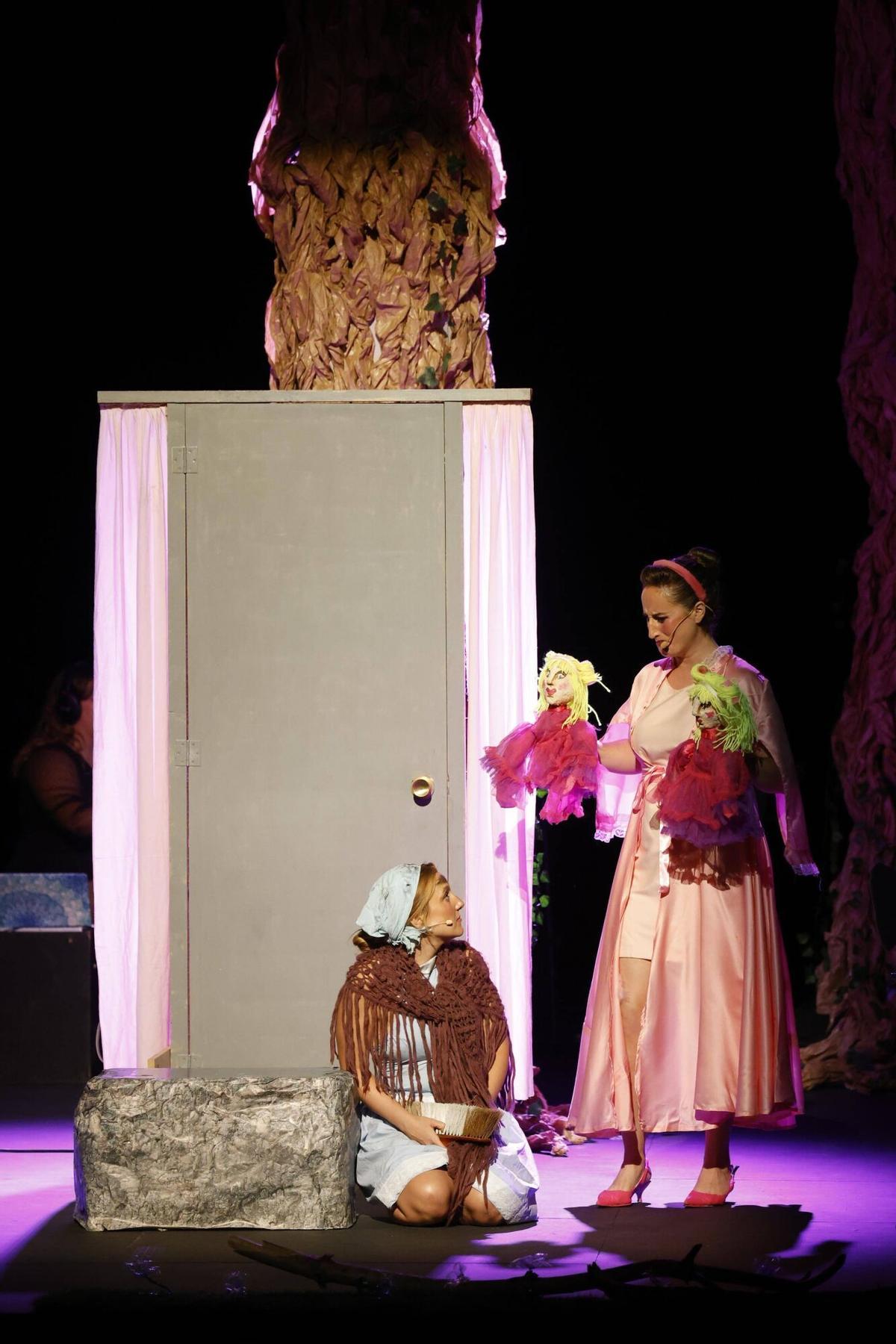 Girona. Teatre Municipal. Inauguracio 26a edicio del FITAG Festival Internacional de Teatre Amateur de Girona. Obra inaugural: Dins el bosc, de la companyia Quart Paradis.