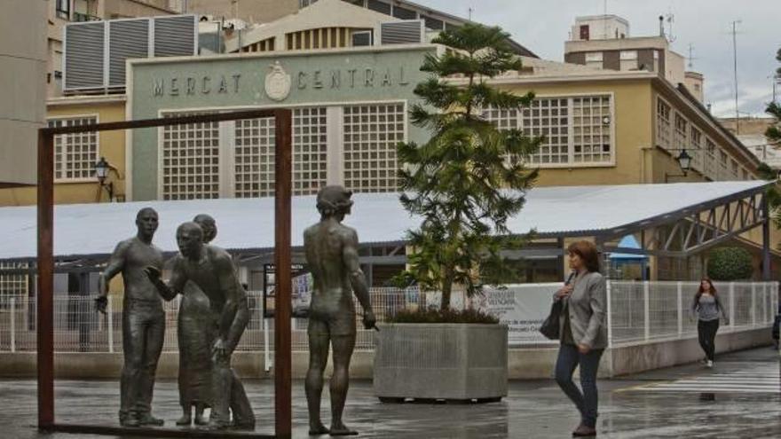 Vistas de una de las fachadas del actual Mercado Central, con los restos arqueológicos cubiertos delante