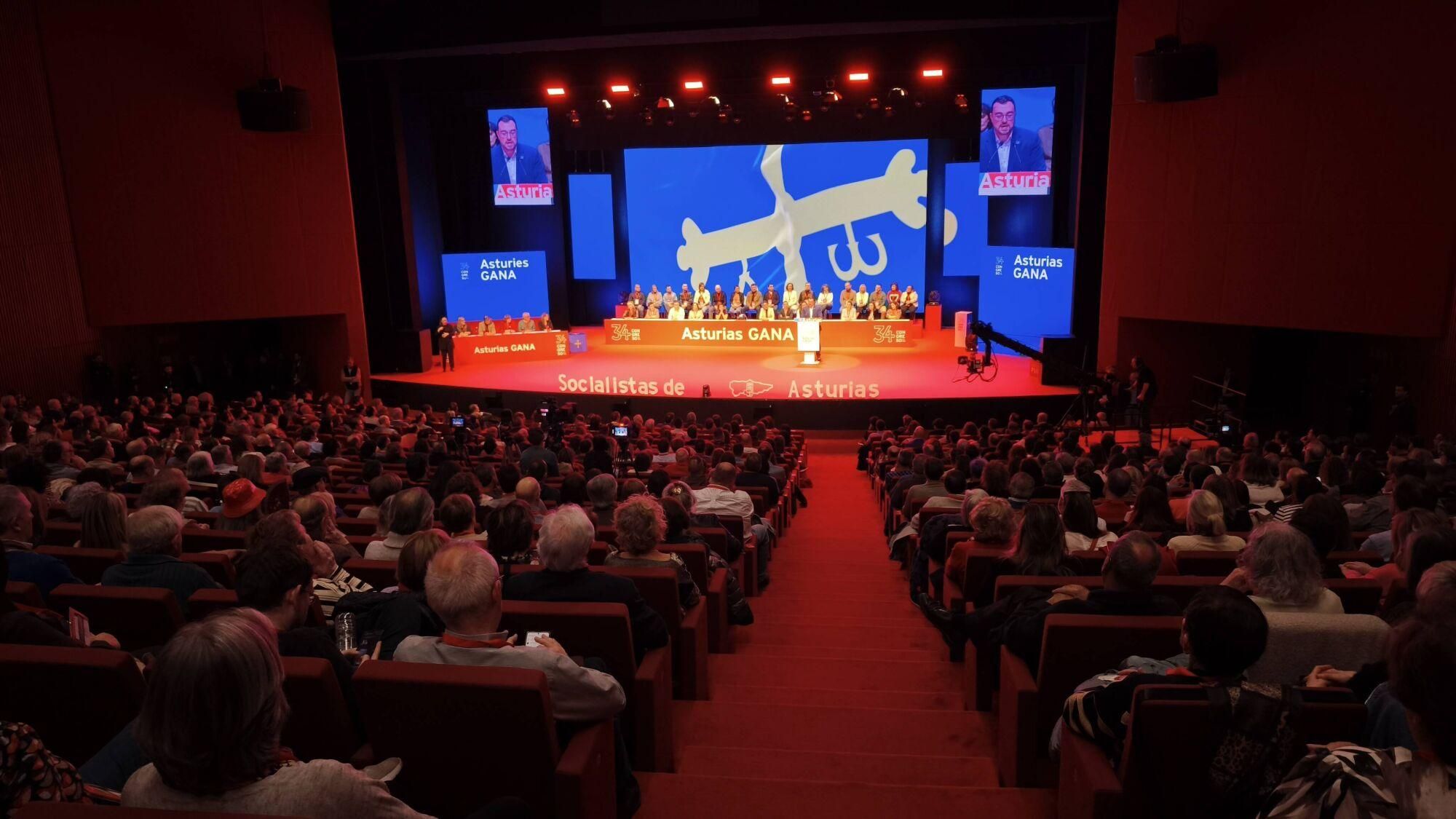 EN IMÁGENES: Pedro Sánchez y Adrián Barbón abren el congreso del PSOE asturiano