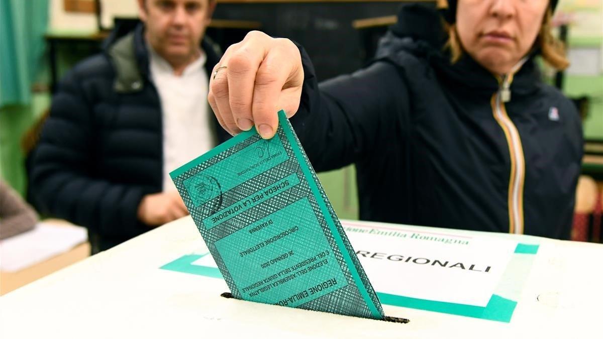 Una mujer deposita su voto en las elecciones de este domingo en Emilia Romaña.