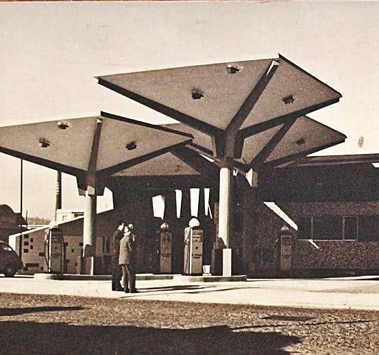 Estación  de servicio “Mayfer”, en la avenida de Portugal. 