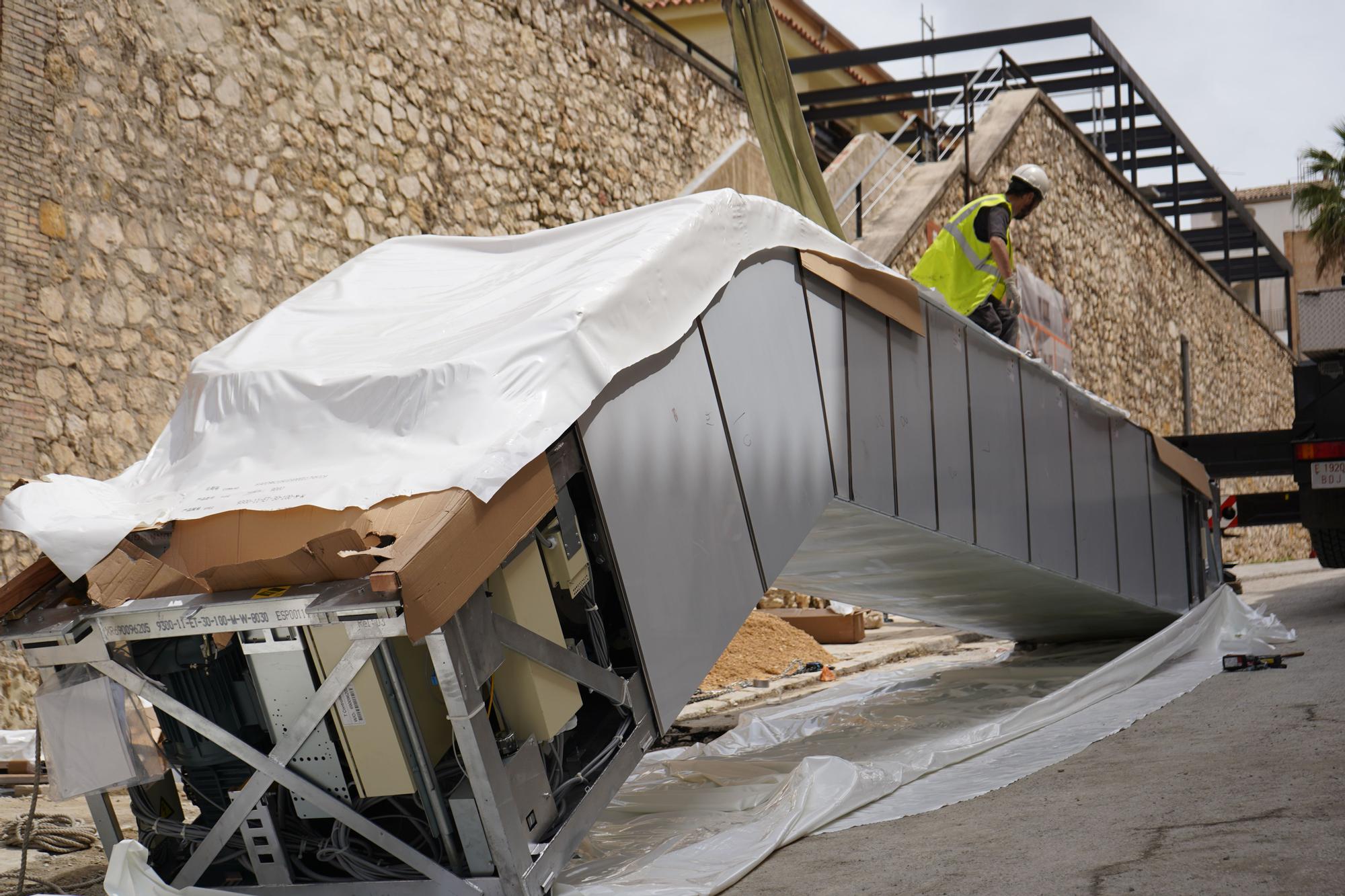 Inician el montaje de las escaleras mecánicas del Mercat de Ontinyent