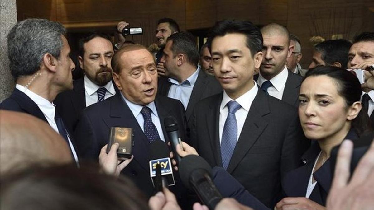 Después de un año de negociaciones, Berlusconi ya concretó la venta del Milan a los chinos