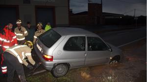 Rescate de un coche afectado por la tromba en Seròs.