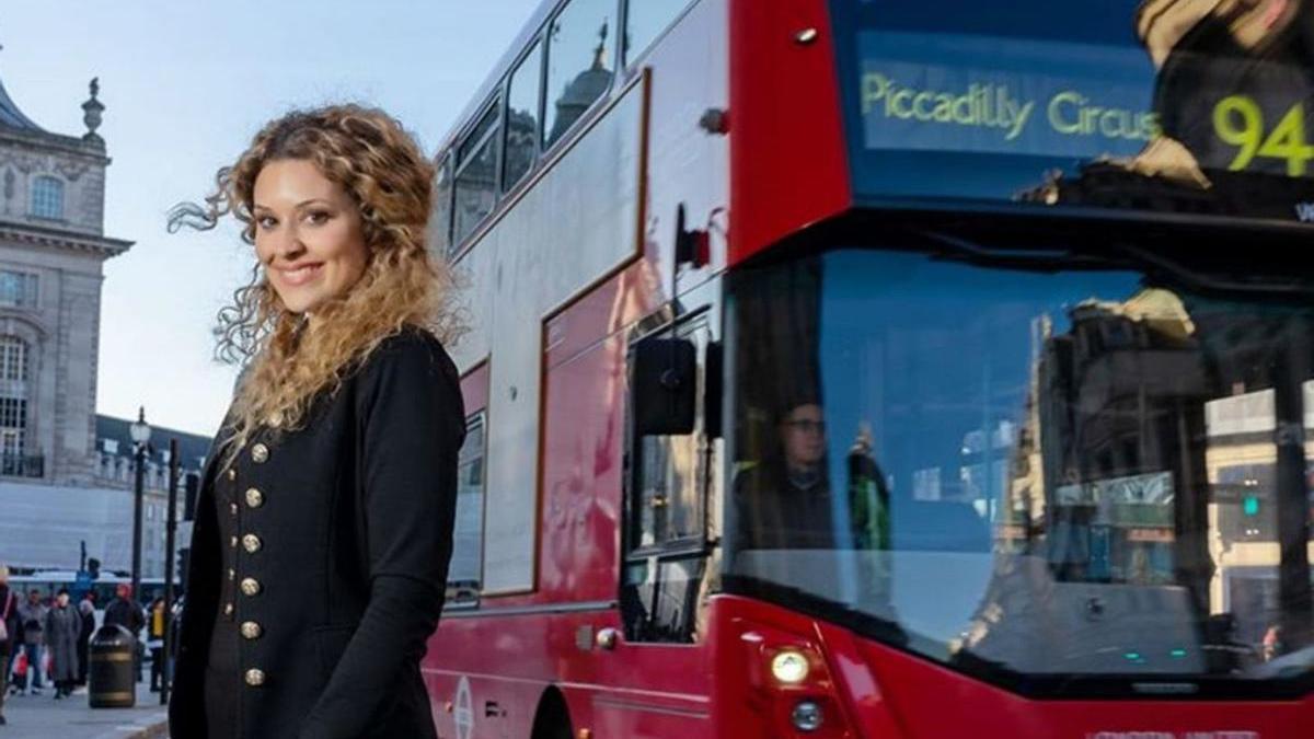 La cantant de Roses, Melissa Sanley, fotografiada a Piccadilly Circus, a Londres.