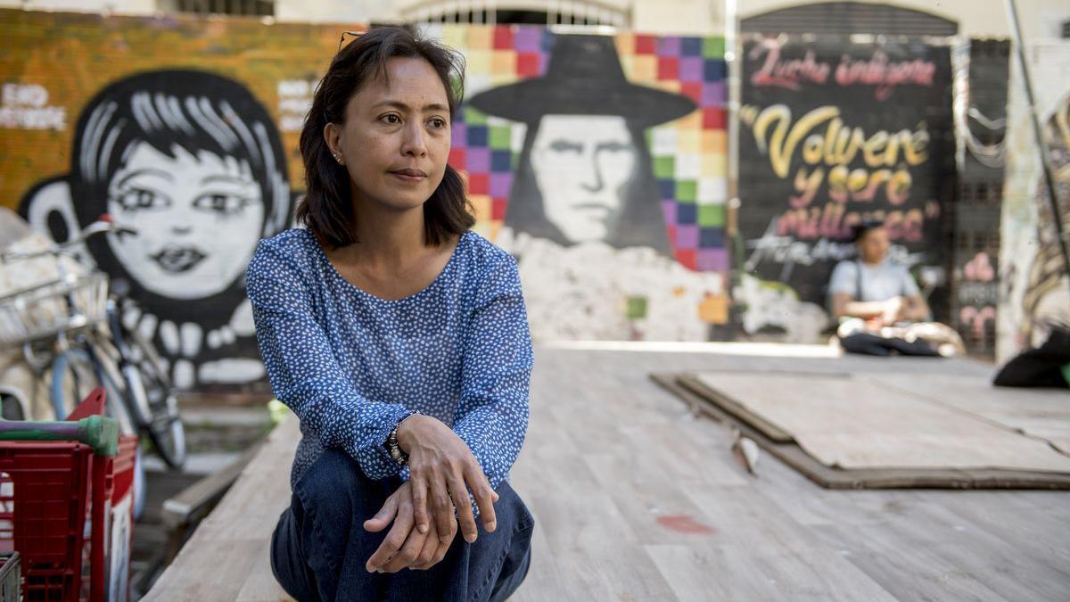 La activista y exiliada filipina Clarisa Ramos posa para la entrevista en el Ágora Juan Andrés Benítez, en el Raval.