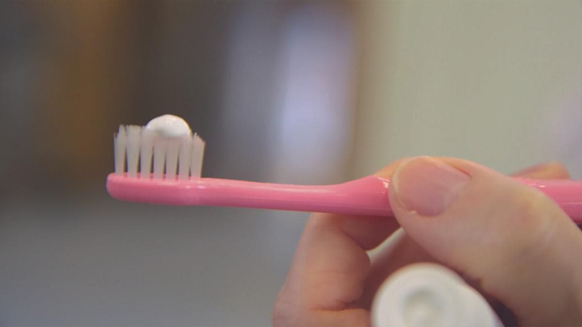 Un cepillo de dientes con pasta.