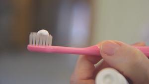 Un cepillo de dientes con pasta.