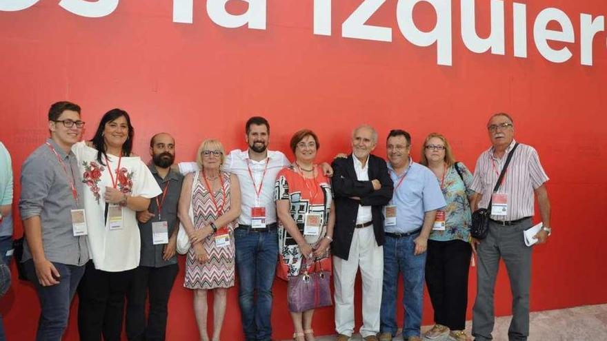 La delegación zamorana, con Tudanca, presidente del Congreso, y Sánchez, que defendió una ponencia.