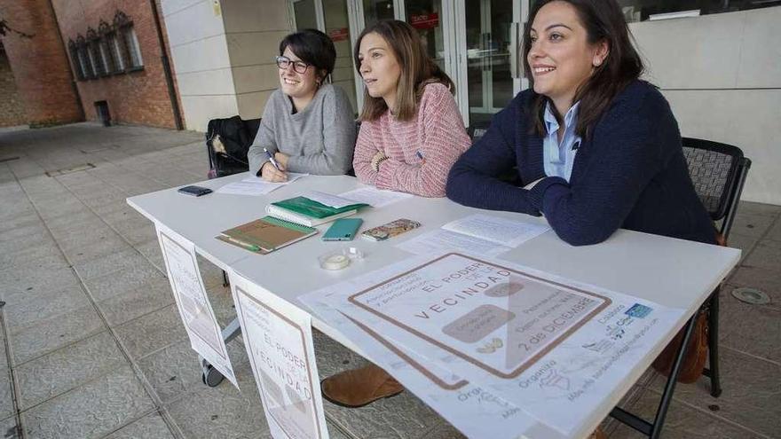 Por la izquierda, Sofía Moreno, Desiré León y Marta García, ayer, delante del Valey, en la presentación de la jornada.