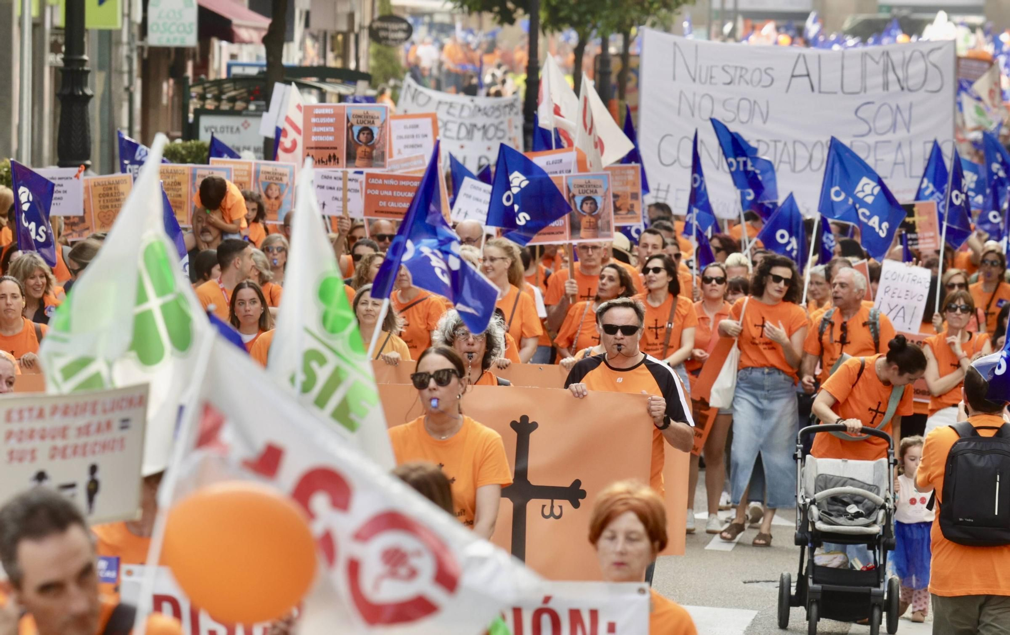 EN IMÁGENES | La marea naranja de profesores inunda Oviedo: manifestación de la escuela concertada