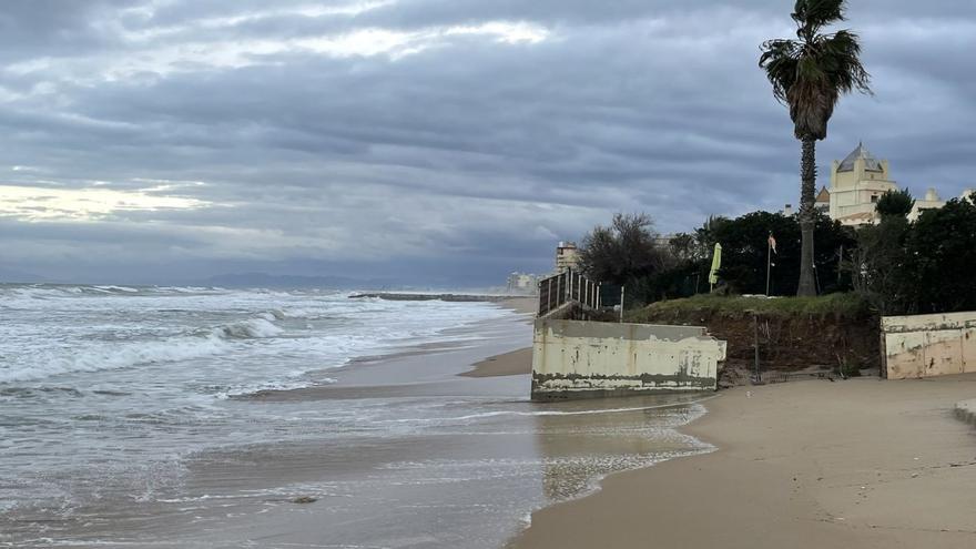 La playa de la Goleta de Tavernes de la Valldigna, en la tarde de ayer, con el agua llegando a los muros de los edificios. | LEVANTE-EMV