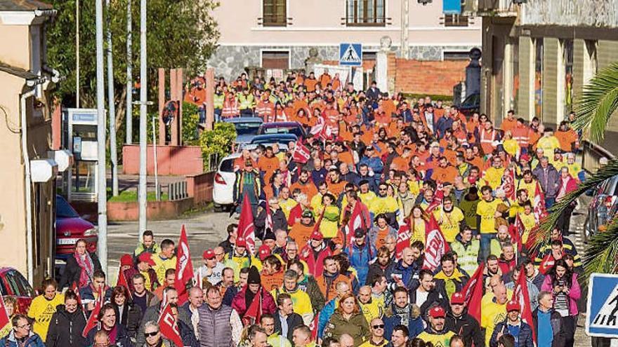 Trabajadores de Alcoa de las tres plantas, ayer en Vegadeo. | eliseo trigo