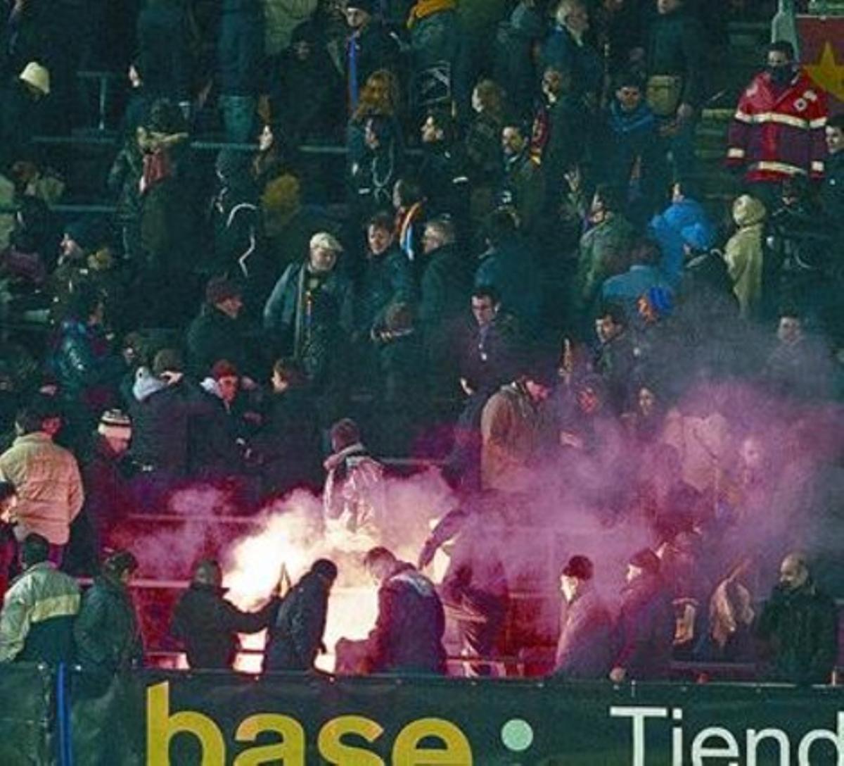 Incidents 8 Aficionats del Barça miren d’apagar una bengala. Incidents 8 Aficionats del Barça miren d’apagar una bengala.