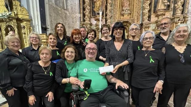 Las integrantes del coro, dirigido por Chus Pardo, y Ángel Álava.