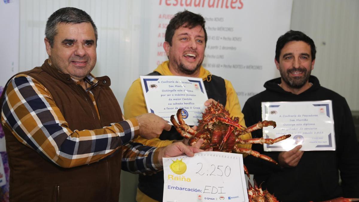 Pablo Agrelo con los representantes de los barcos que capturaron los ejemplares ganadores.