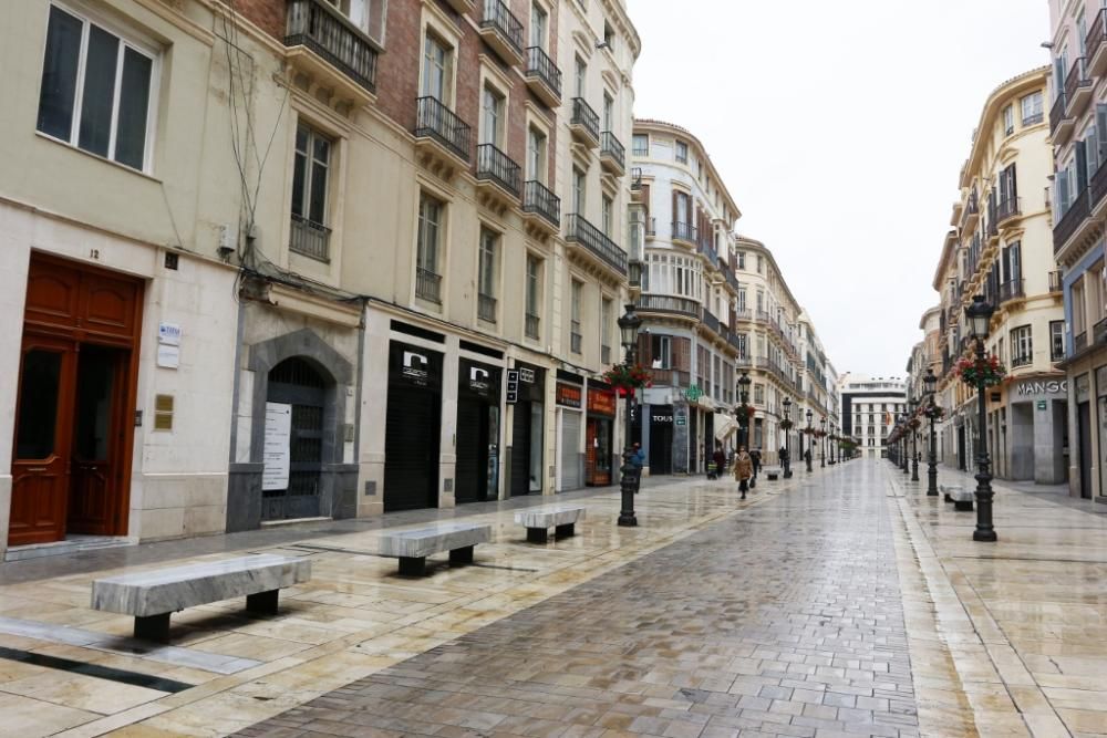 Calles vacías e inhóspitas en lo que era un Centro de Málaga bullicioso y lleno de actividad.