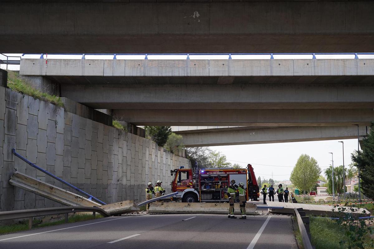GALERÍA | Cae parte de la estructura de un puente sobre la N-122 en Villagodio GALERÍA | Cae parte de la estructura de un puente sobre la N-122 en Villagodio