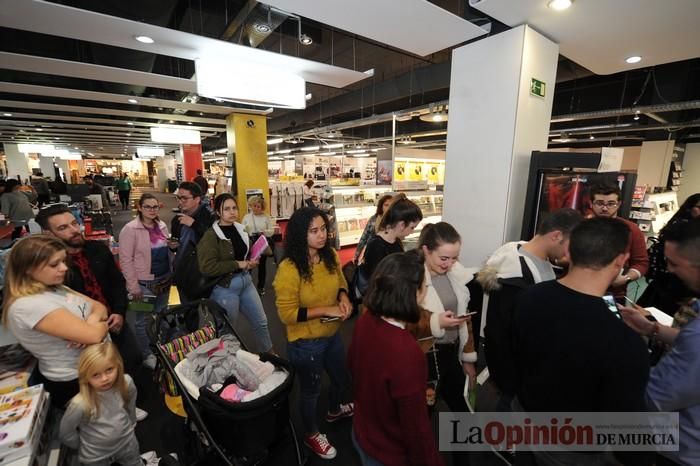 Rozalén, en la firma de discos y libros en FNAC