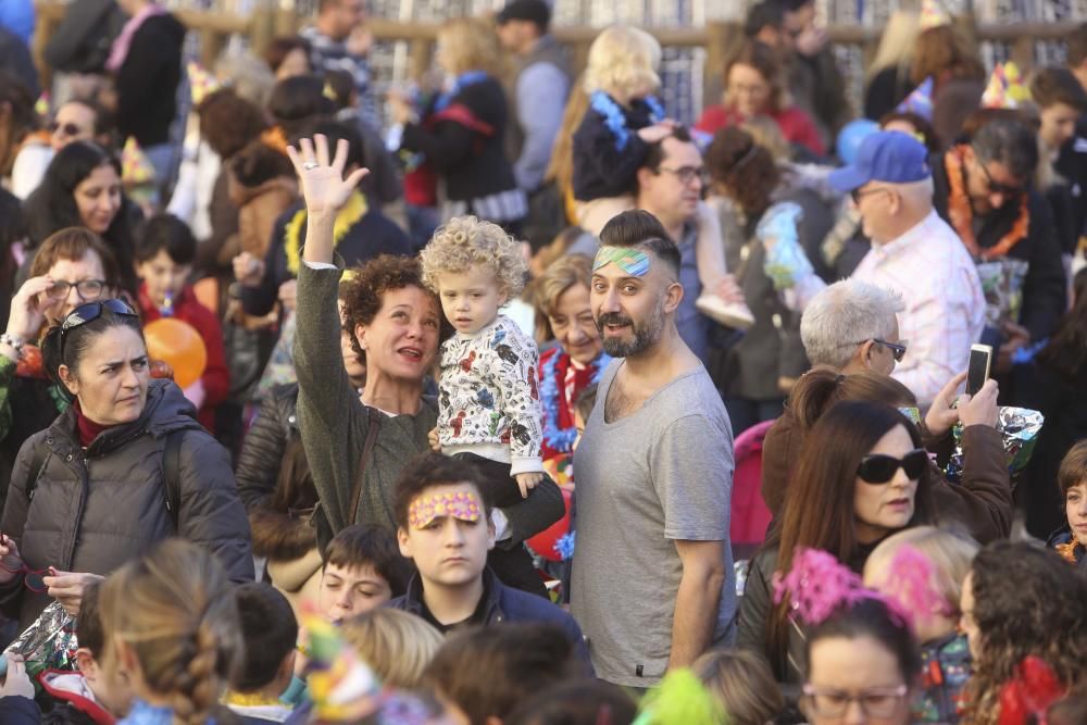 Más de 3.000 personas entre niños y mayores adelantan la entrada al 2019 en la plaza del Ayuntamiento