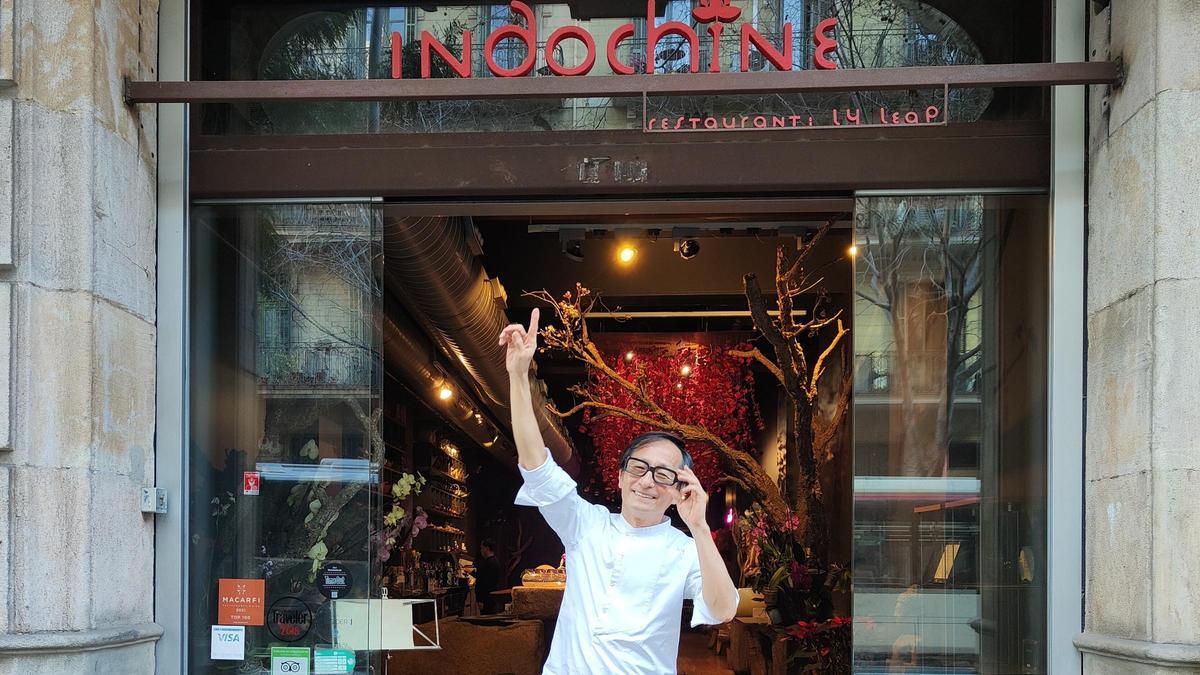 El cocinero Ly Leap en la puerta del restaurante Indochine.