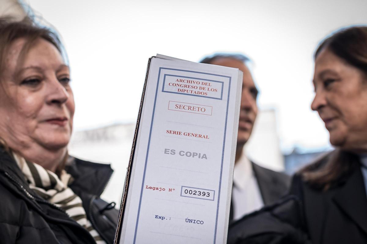 Otra imagen de las hermanas de Caparrós en el Congreso de los Diputados.
