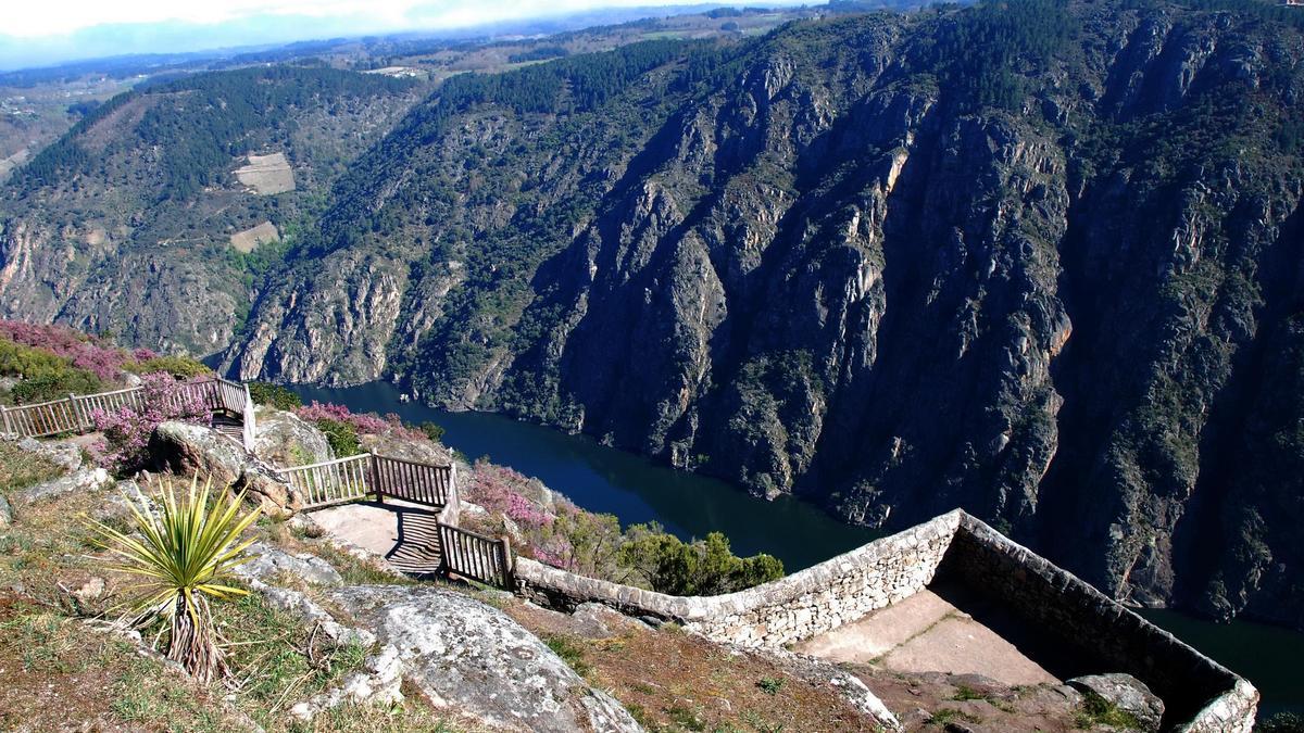 Vistas del Cañón del Sil desde los Balcones de Madrid, enclave de referencia de Ribeira Sacra.