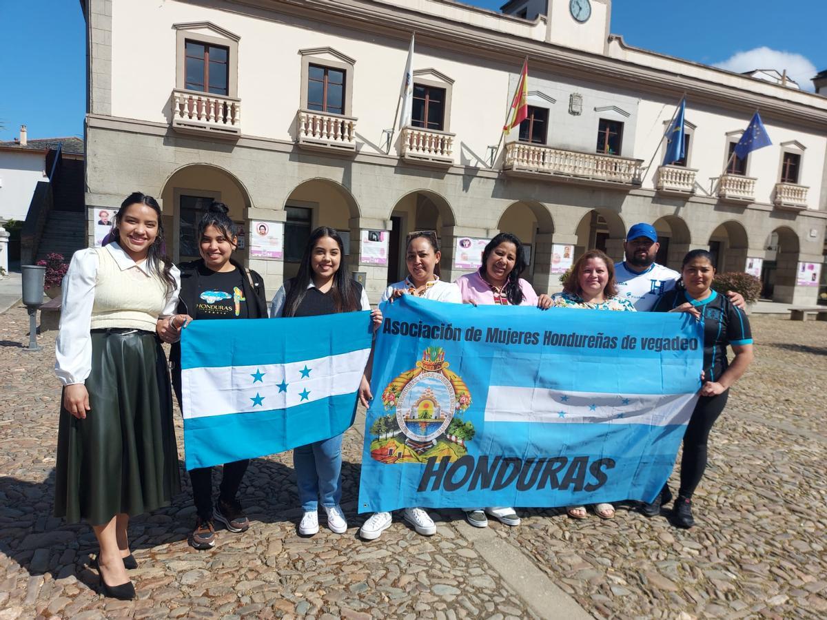 El grupo posa en la plaza del Ayuntamiento con la bandera de Honduras.