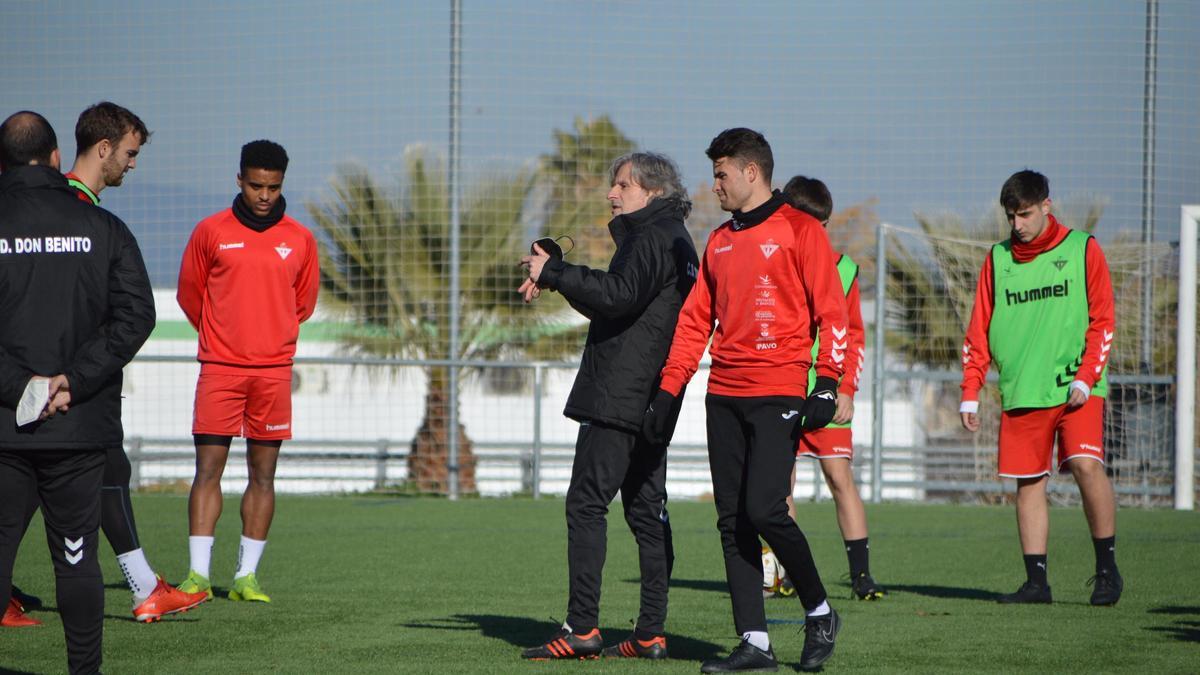 Roberto Aguirre y varios jugadores del Don Benito, durante un entrenamiento.