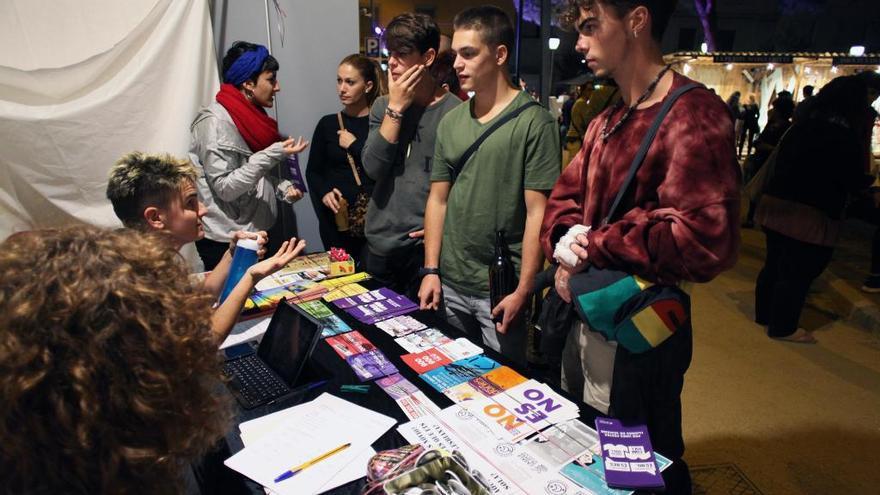 Uns joves demanant informació al Punt de Suport.