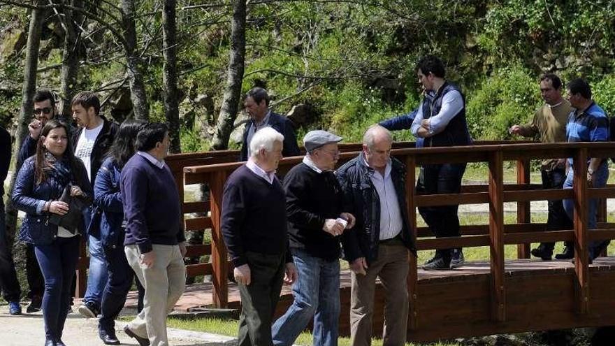 Vecinos de Rodeiro en el paseo fluvial de Rodeiro. // Bernabé / Javier Lalín