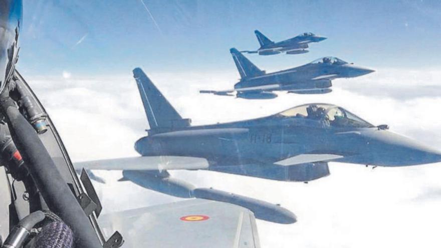Dos aviones de combate sobrevuelan O Morrazo: «¡No me puedo creer que un avión tan pequeño haga tanto ruido!».