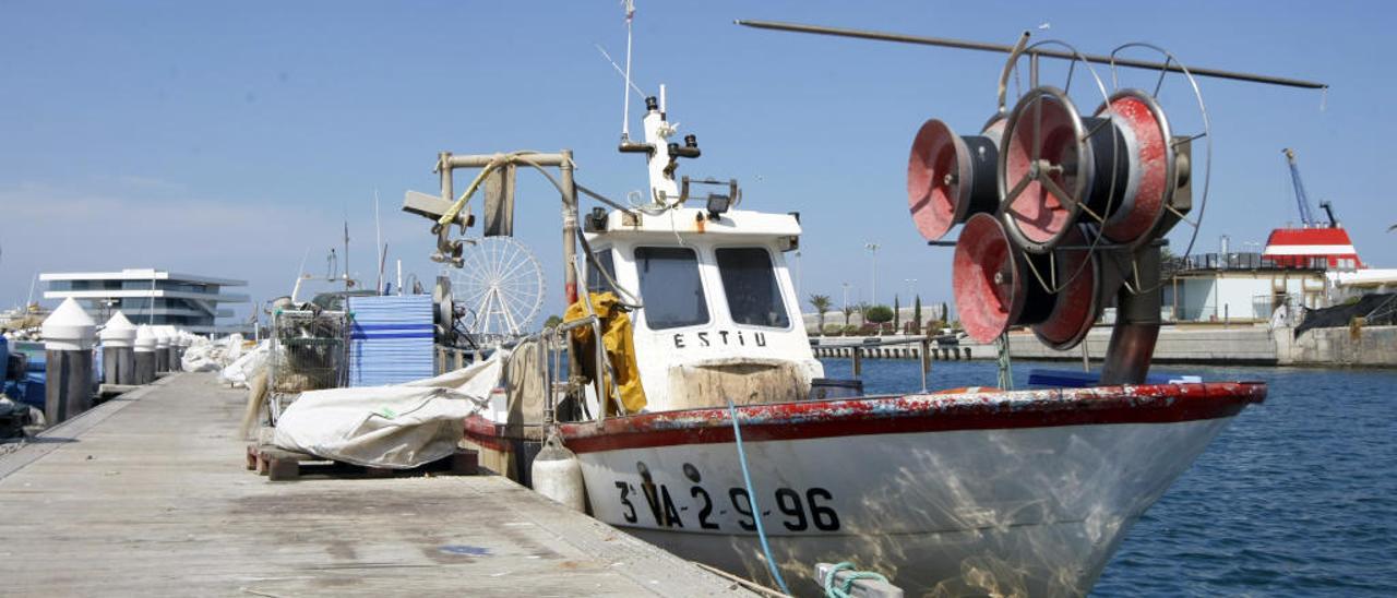 Un buque pesquero en las instalaciones del puerto de València.