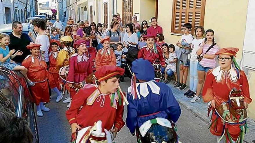 Los Cavallets de Artà despliegan sus bailes en la víspera de sant Antoni de Pàdua