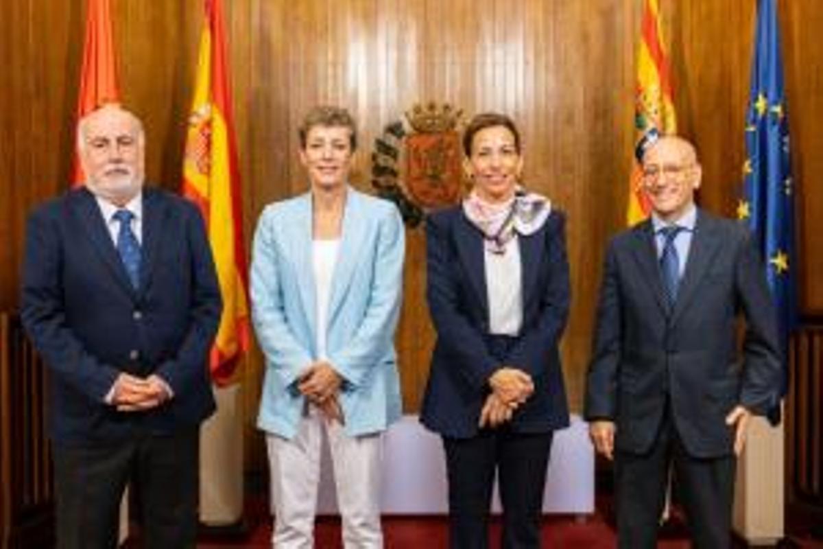 La Presidenta de la FEB, Elisa Aguilar; y la alcaldesa de Zaragoza, Natalia Chueca,  acuerdo por el que el España-Letonia del 22 de febrero se jugará en el Príncipe Felipe de la capital aragonesa.