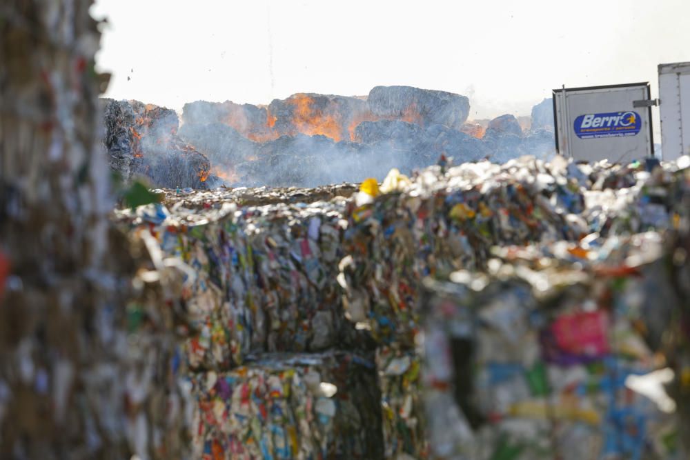 Incendio en una empresa de reciclaje de cartón