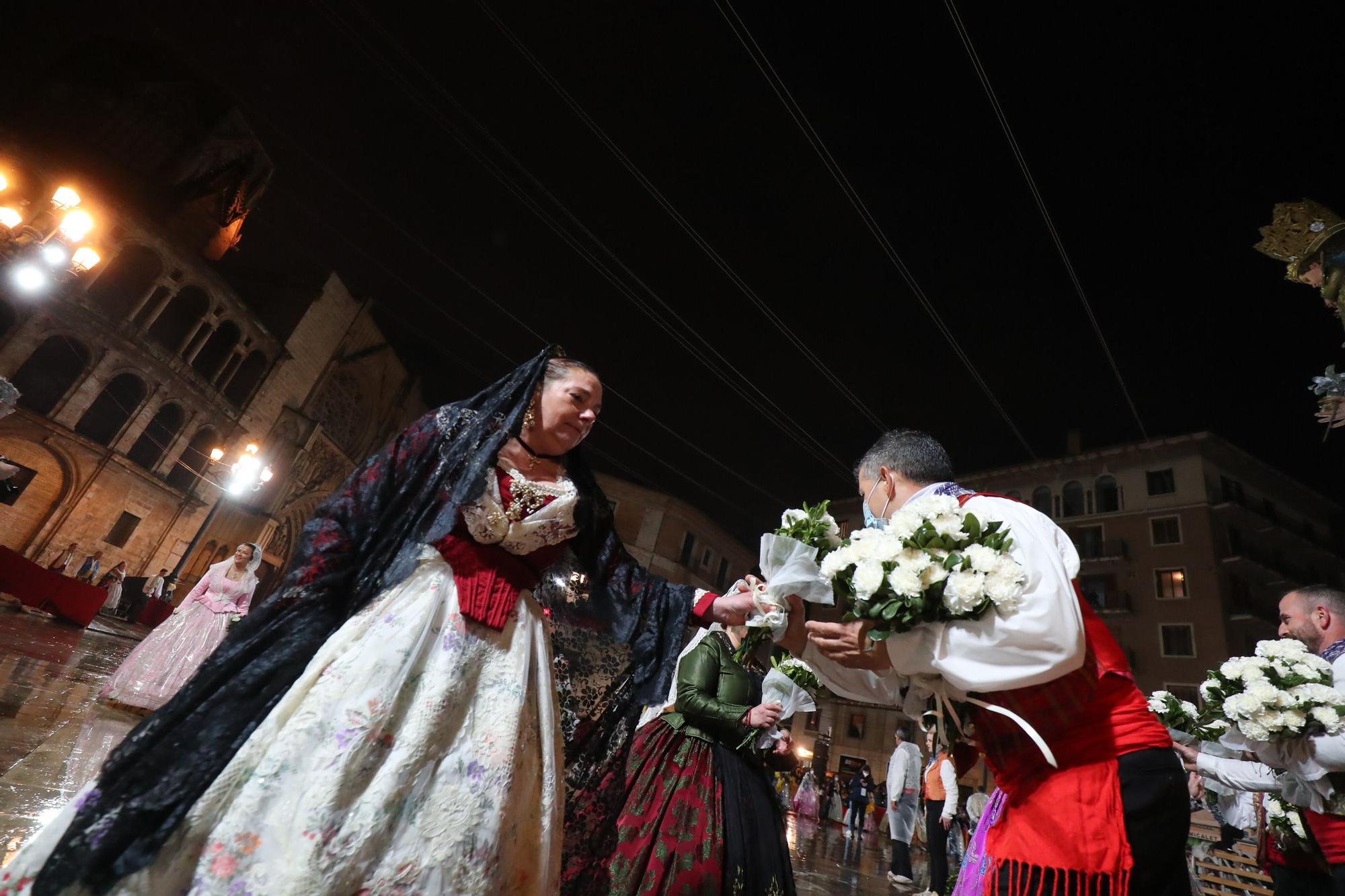 Búscate en el primer día de ofrenda por la calle de la Paz (entre las 19:00 a las 20:00 horas)