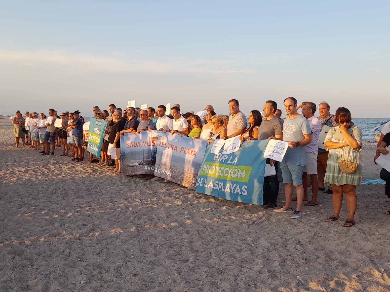 Miles de vecinos de los pueblos de la costa protestan contra los derribos en primera línea