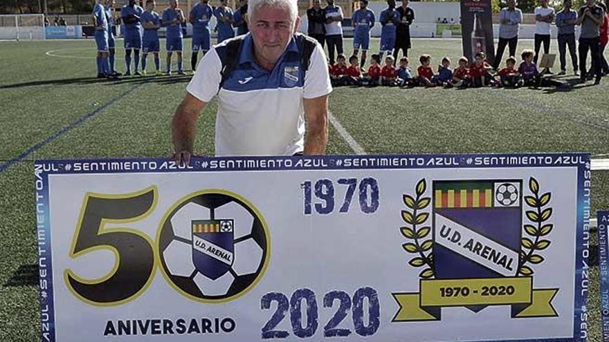 Kike Ogazón posa con el cartel conmemorativo del 50 aniversario de la UD Arenal en el día de la presentación del club en Son Verí.